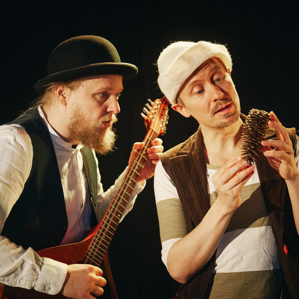 Hölmöläiset hukassa, Onteri, James ja käpy.